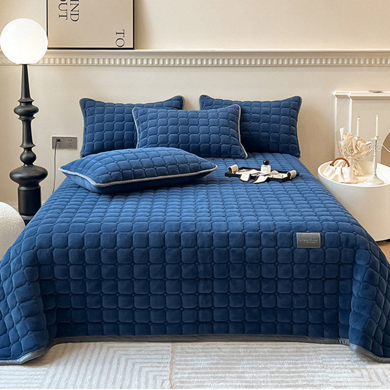 Soft and Elegant Bedspread with Modern Square Pattern
