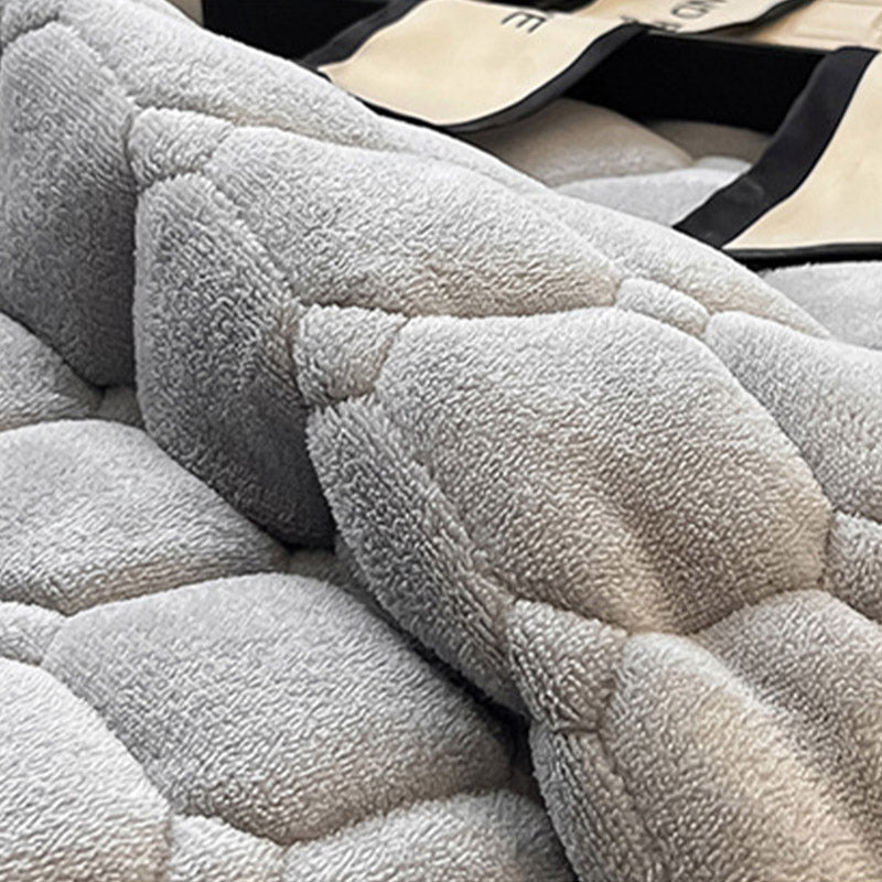 Soft and Elegant Bedspread with Modern Square Pattern