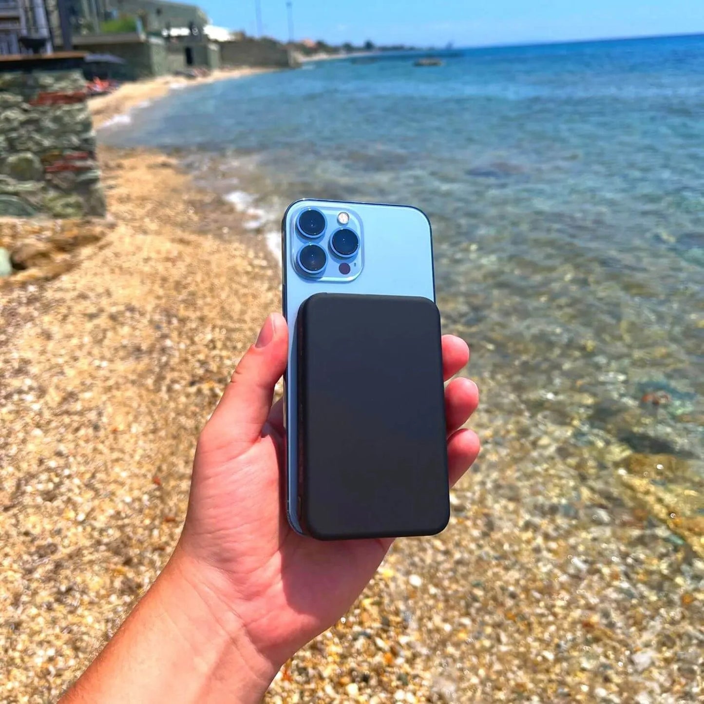 Compact Magnetic Wireless Charger – Strong Power Bank for Smartphones
