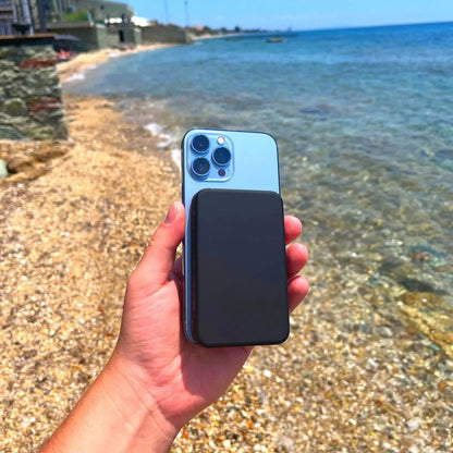 Compact Magnetic Wireless Charger – Strong Power Bank for Smartphones