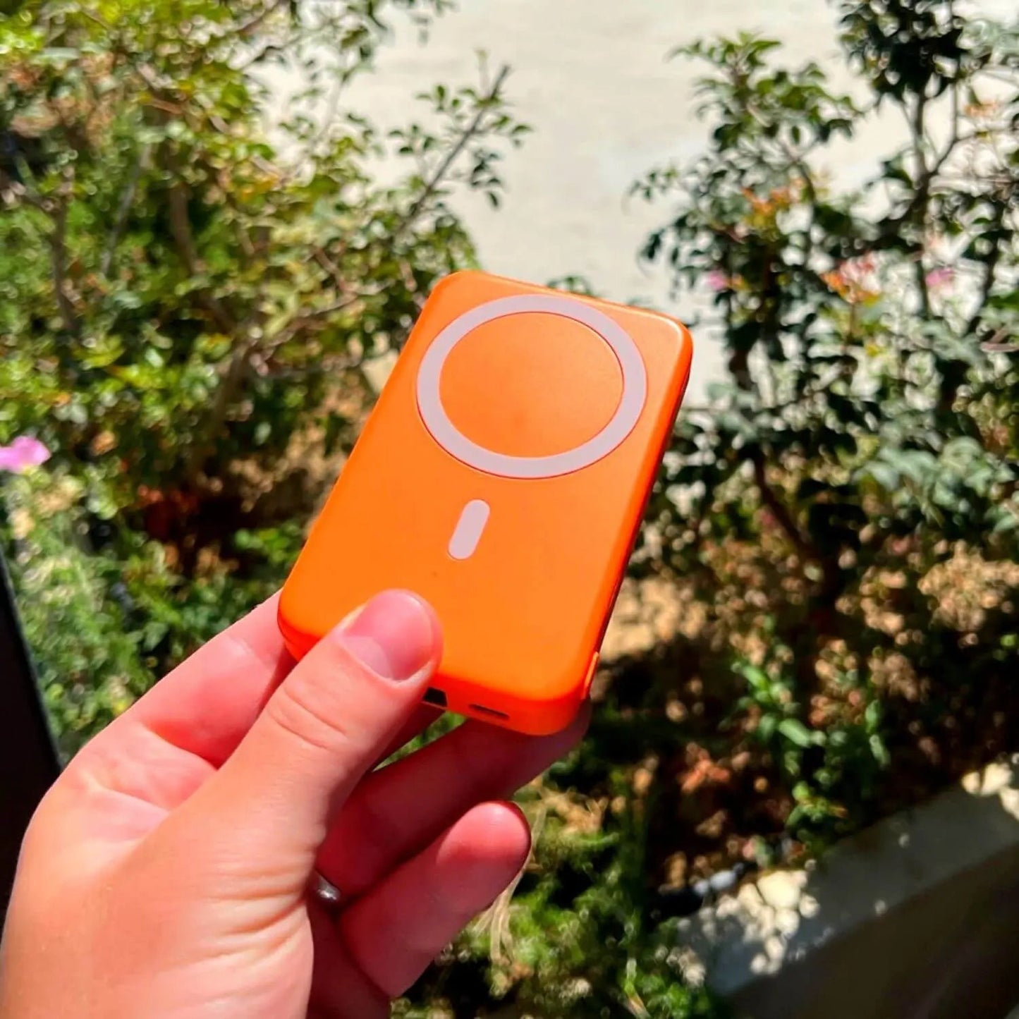 Compact Magnetic Wireless Charger – Strong Power Bank for Smartphones