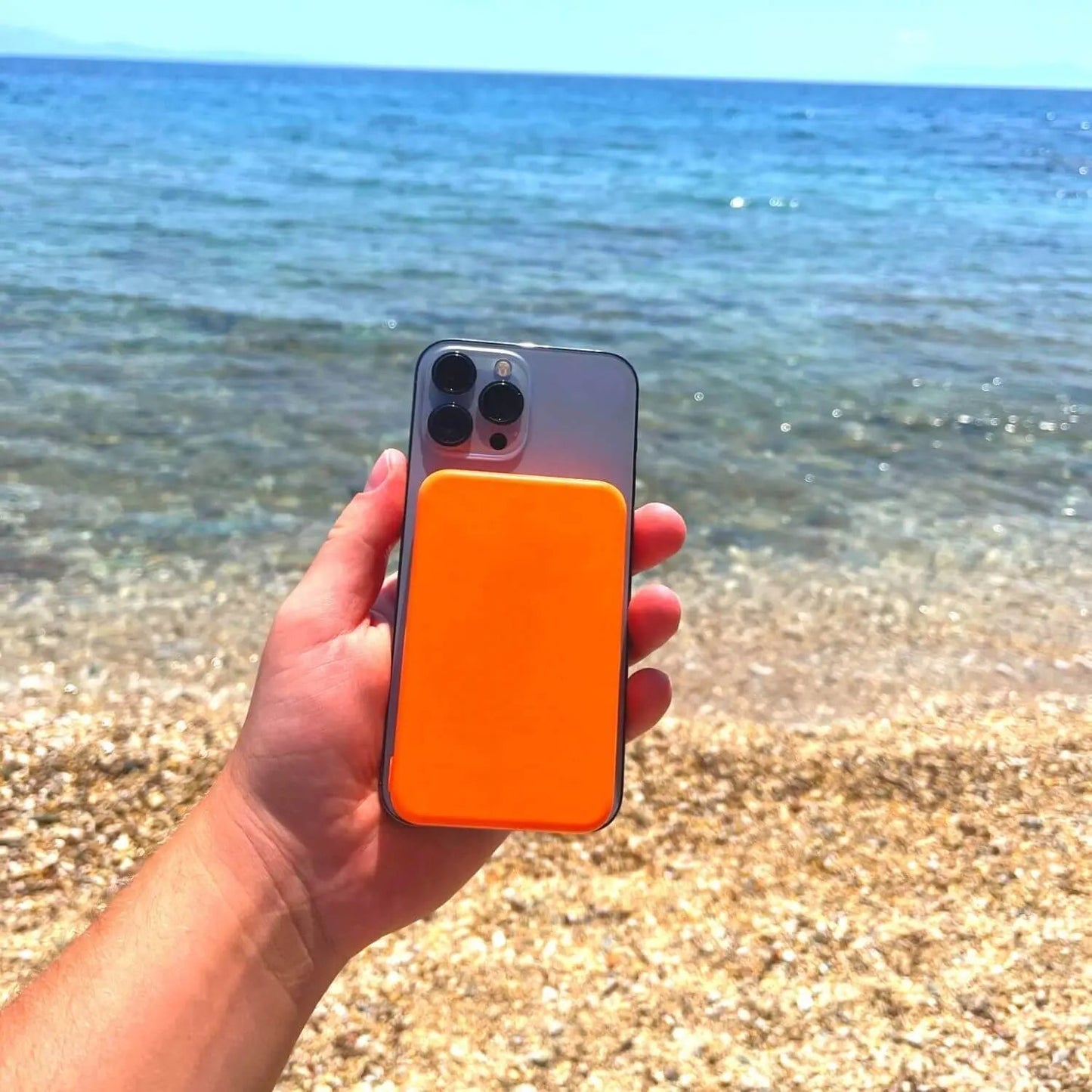 Compact Magnetic Wireless Charger – Strong Power Bank for Smartphones