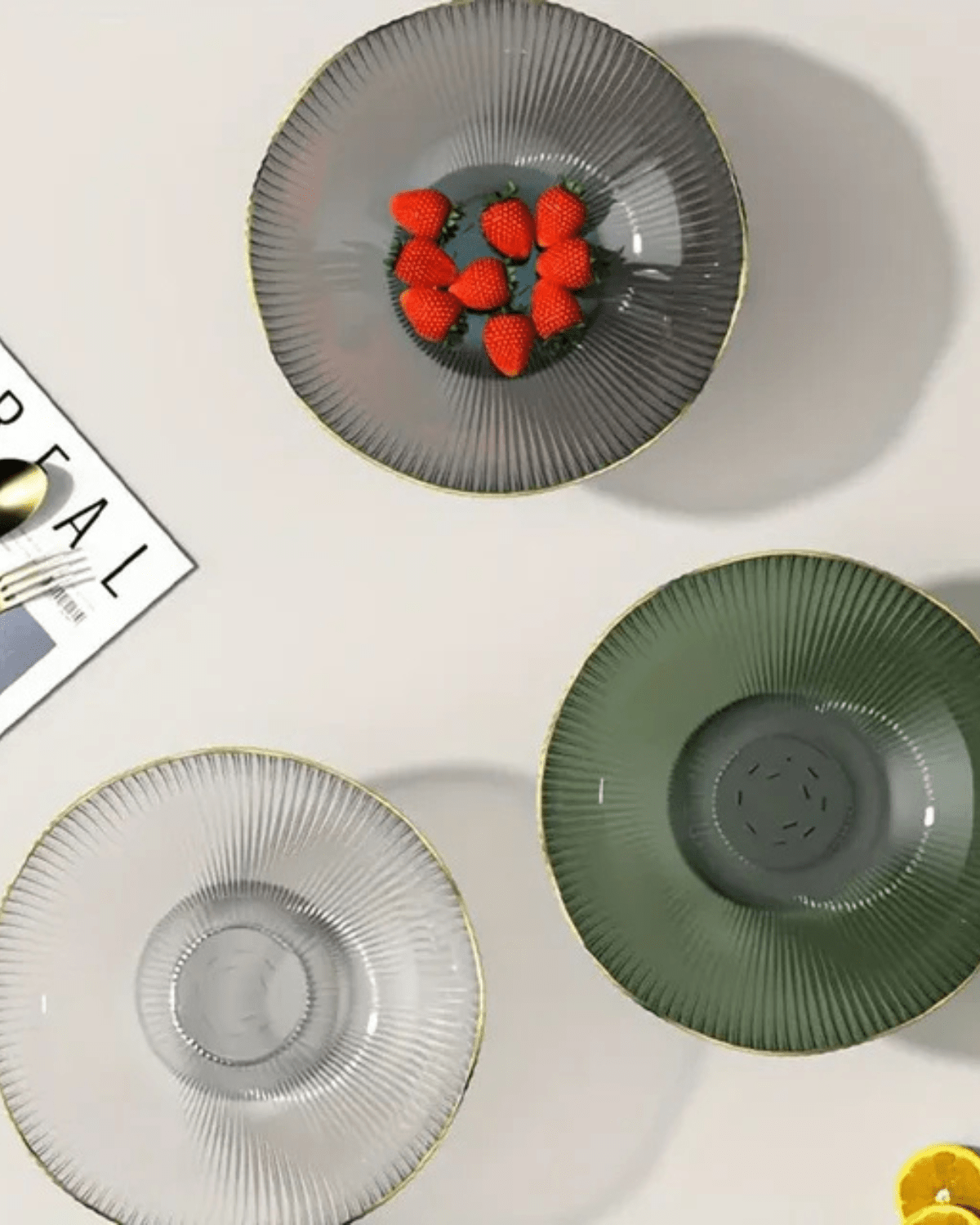 Stylish Fruit Bowl with Gold Detailing – Chic Design