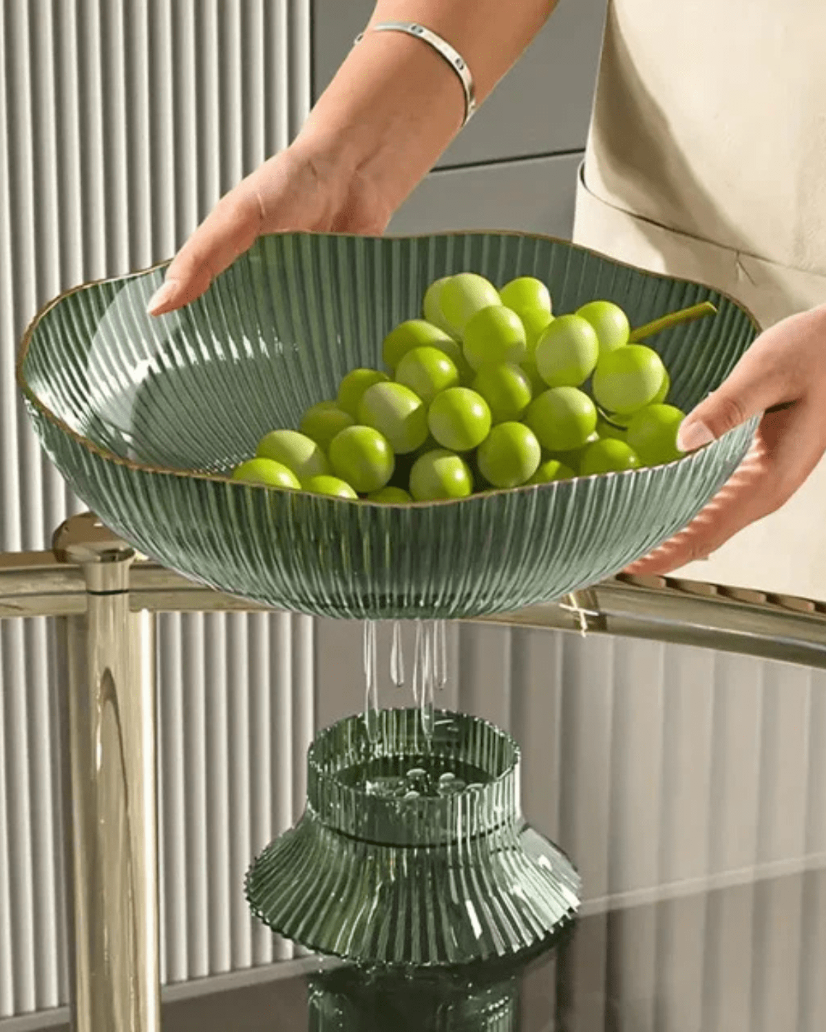 Stylish Fruit Bowl with Gold Detailing – Chic Design