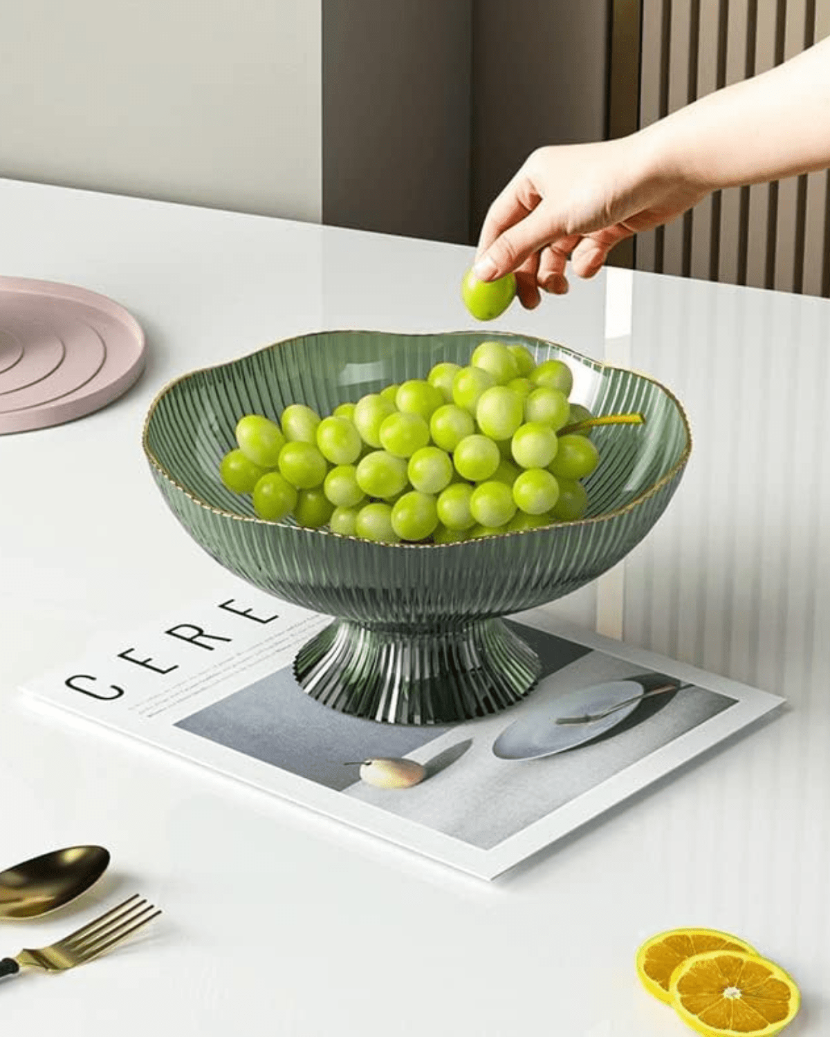 Stylish Fruit Bowl with Gold Detailing – Chic Design