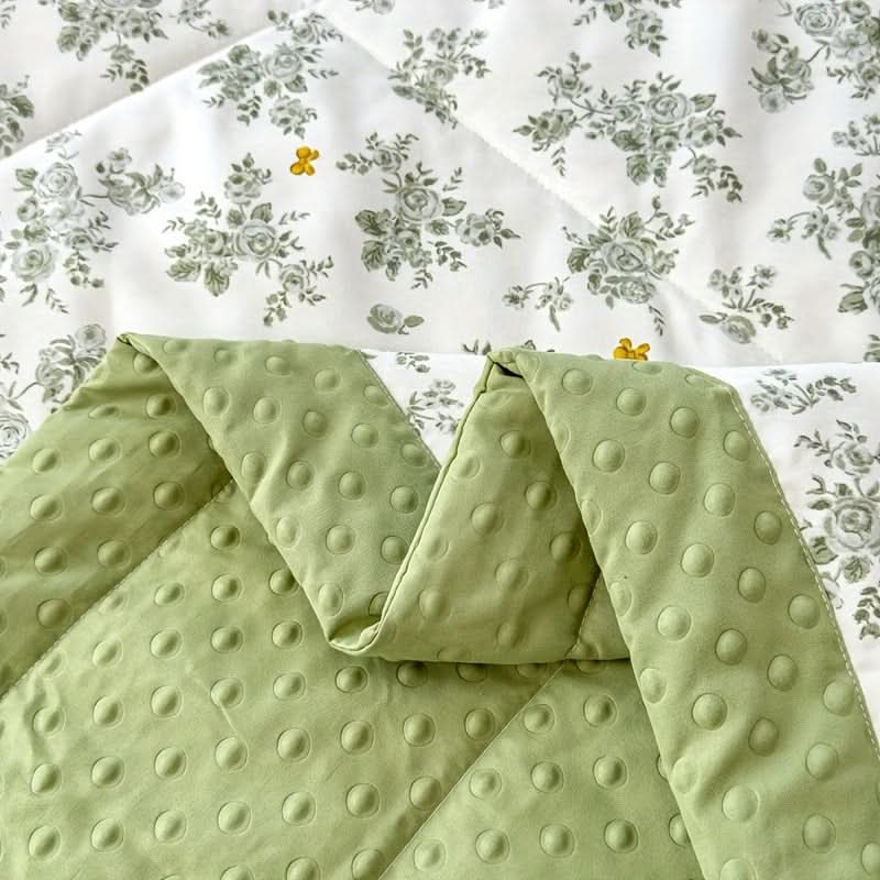 Lightweight Summer Quilt with Floral Design for Comfortable Sleep