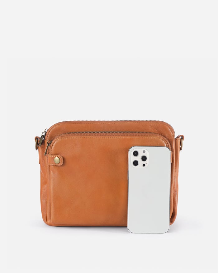 Sleek Leather Crossbody Bag for Everyday Essentials