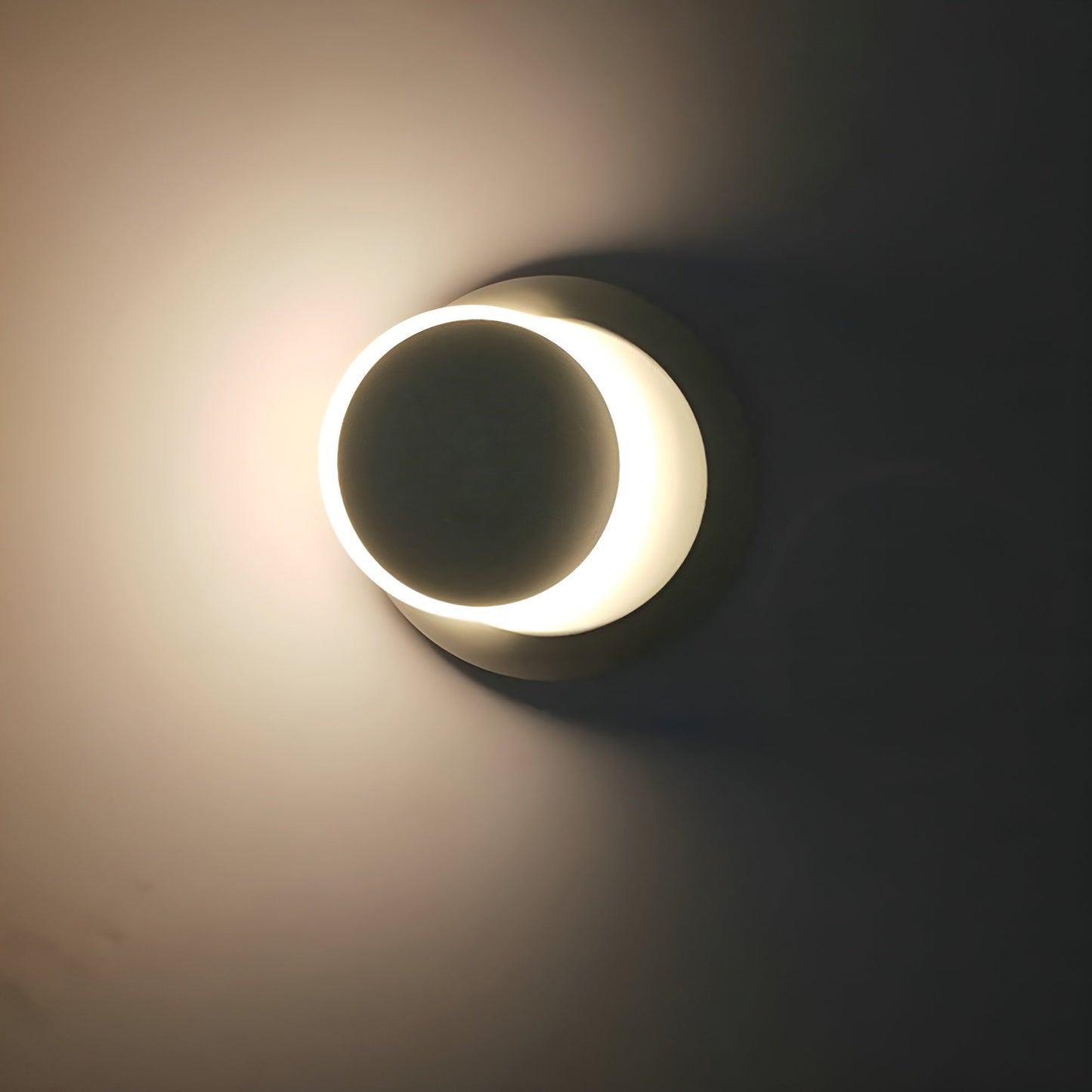Modern Rotatable Wall Light - Stylish Design for Versatile Illumination