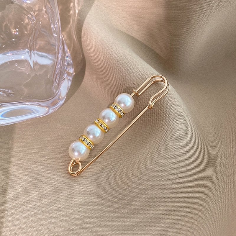 Radiant Elegance – Stunning Brooch with Crystals and Pearls