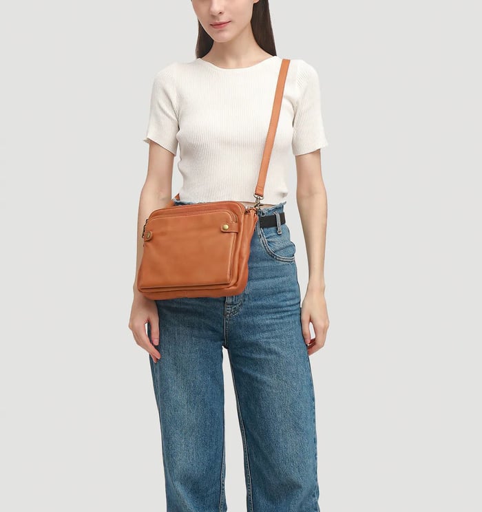 Sleek Leather Crossbody Bag for Everyday Essentials