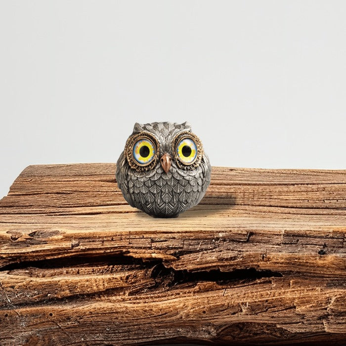 Guardian Owl: Stylish Card Protector and Table Decor