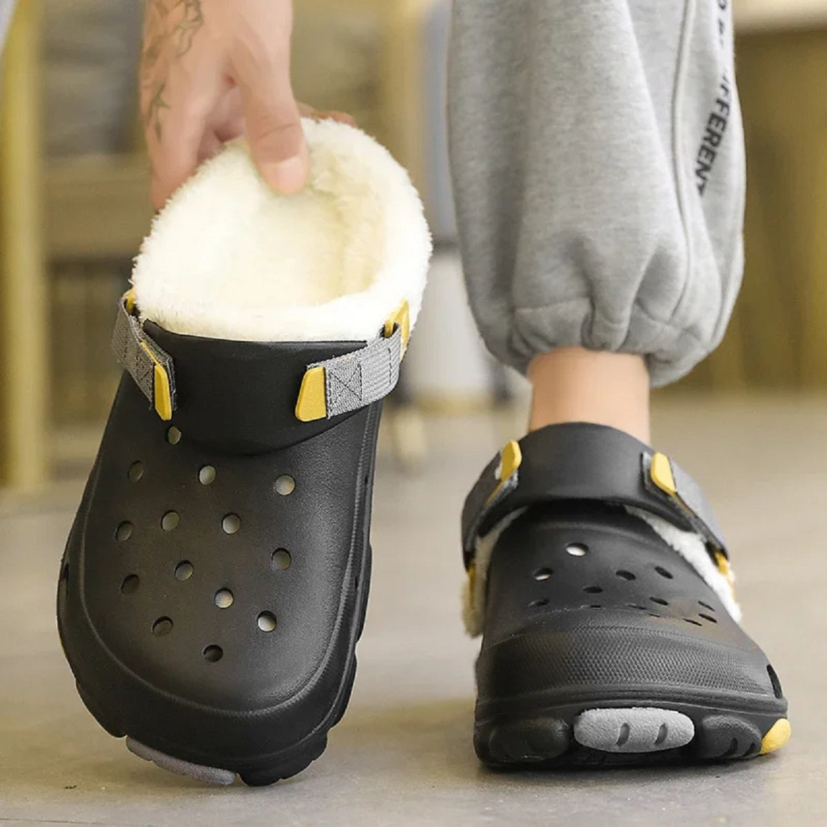 Classic Clogs with Plush Fur Lining for Winter – Unisex Design