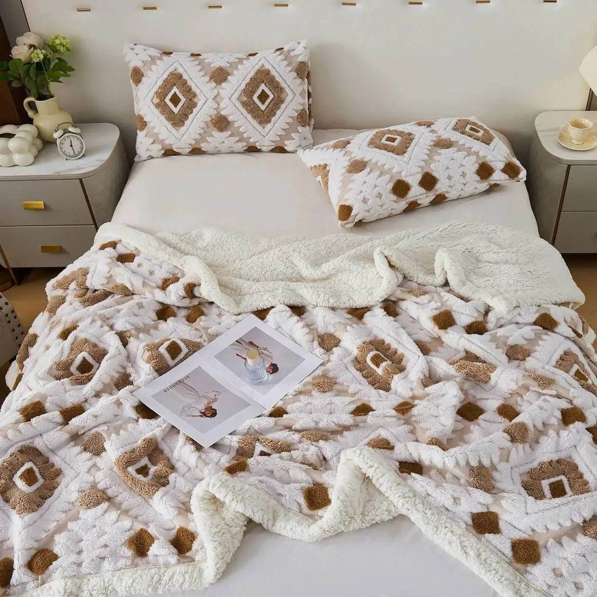 Double-Layered Velvet and Lambswool Blanket - Thick and Cozy - Geometric Throw for Sofa and Bed