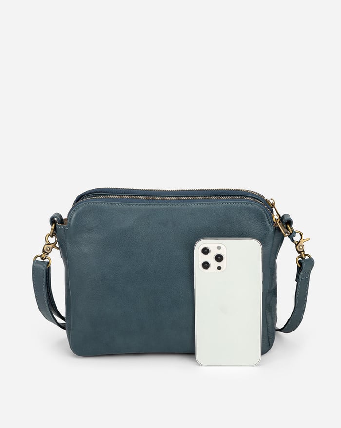 Sleek Leather Crossbody Bag for Everyday Essentials