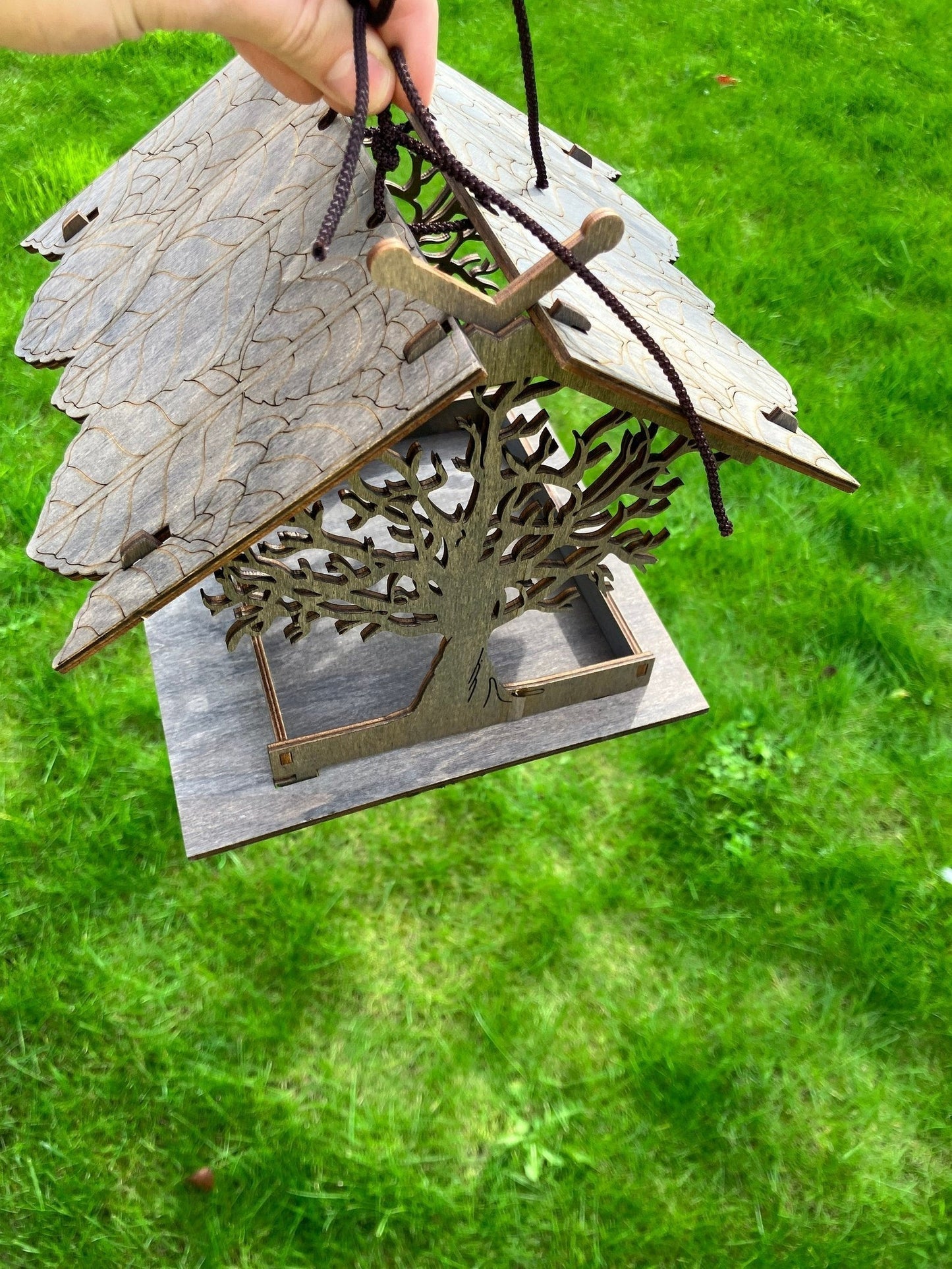 Effortlessly Attract Colorful Birds to Your Garden with Feather Nest