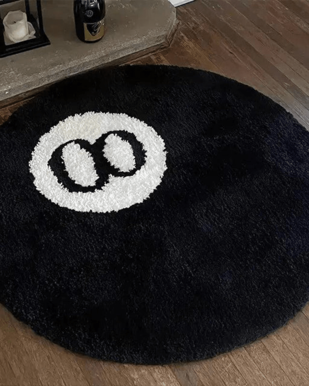Round Black and White Carpet – Elegant Design for Any Room