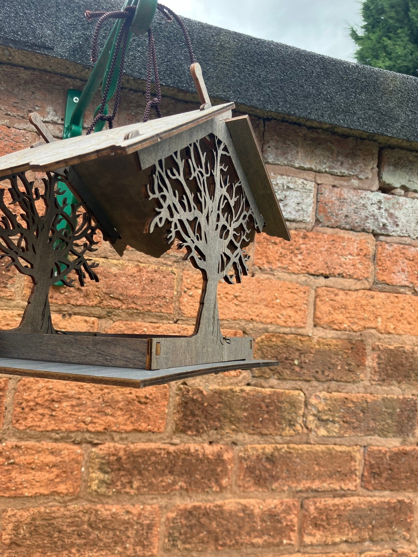 Effortlessly Attract Colorful Birds to Your Garden with Feather Nest