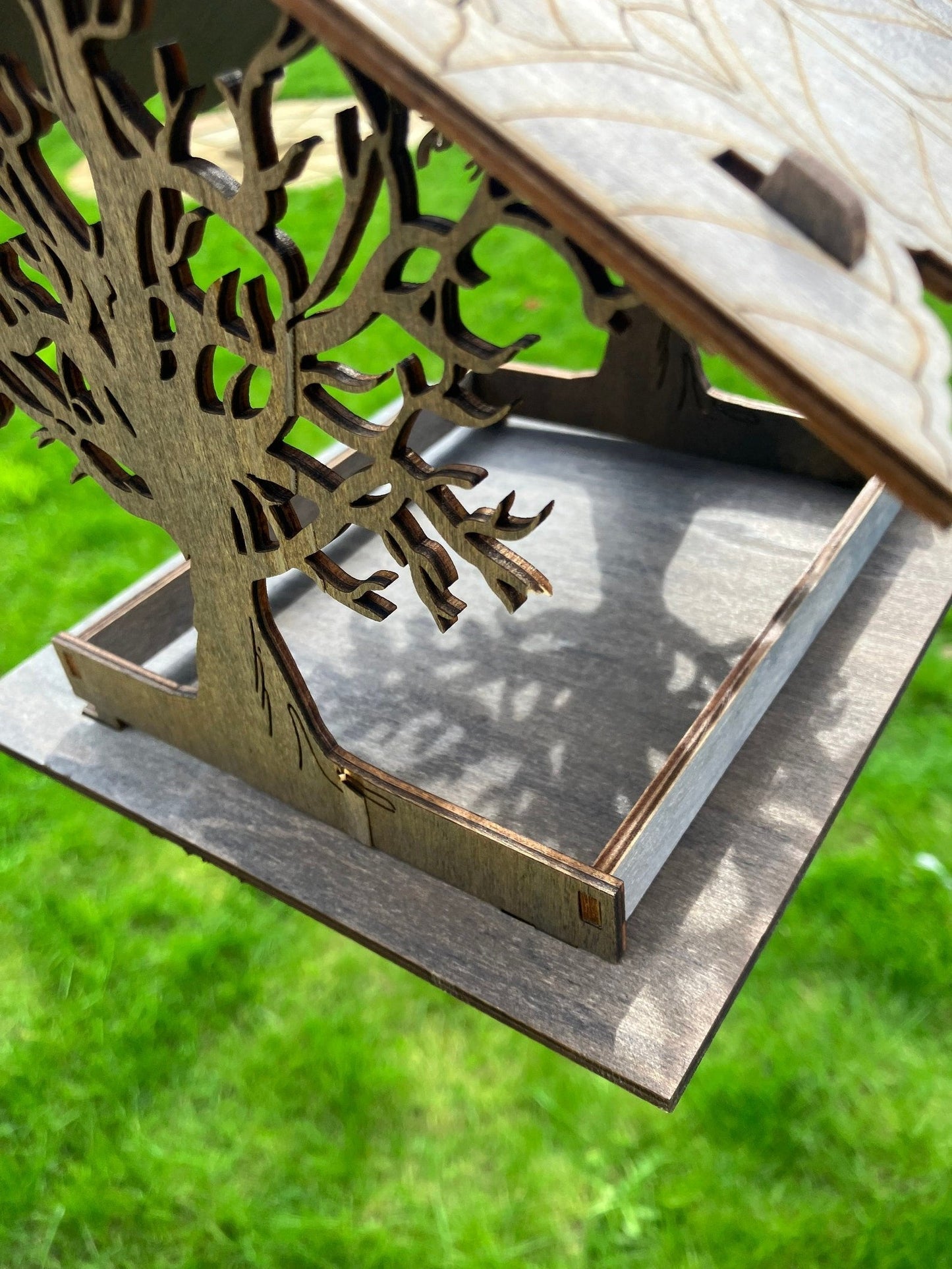 Effortlessly Attract Colorful Birds to Your Garden with Feather Nest