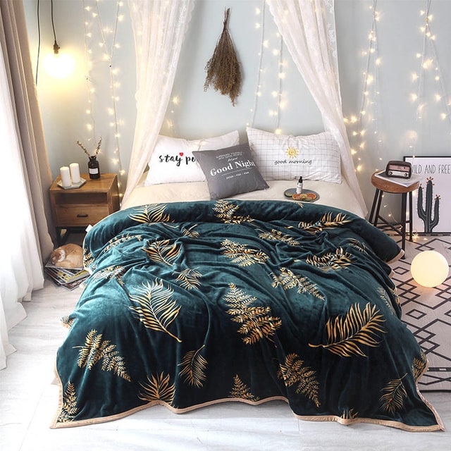 Botanical Bliss Plush Throw Blanket - Elegance Meets Comfort