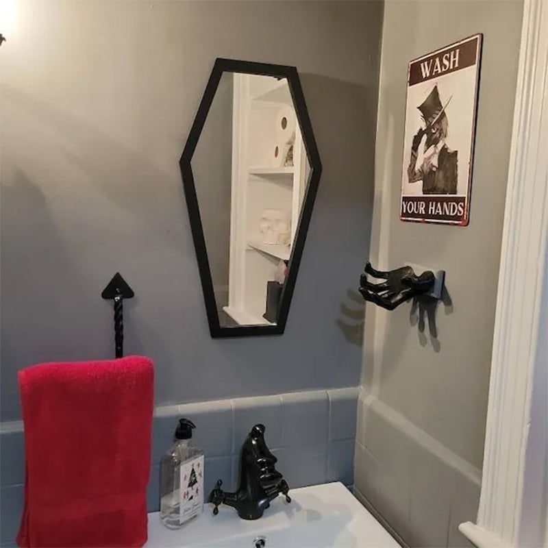 Haunting Hand Wall Hook – Eerie Decor and Key Holder