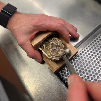 Effortless Oyster Opener for Safe Shell Access