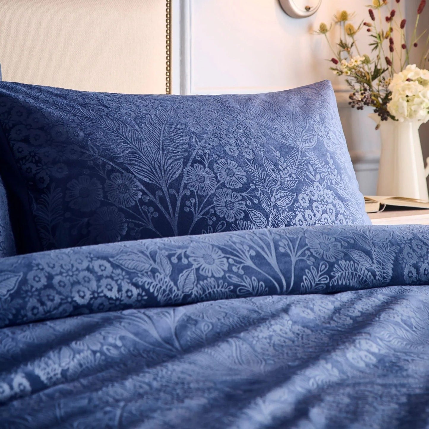Jacquard Bed Linen Set for Striking Bedroom Style