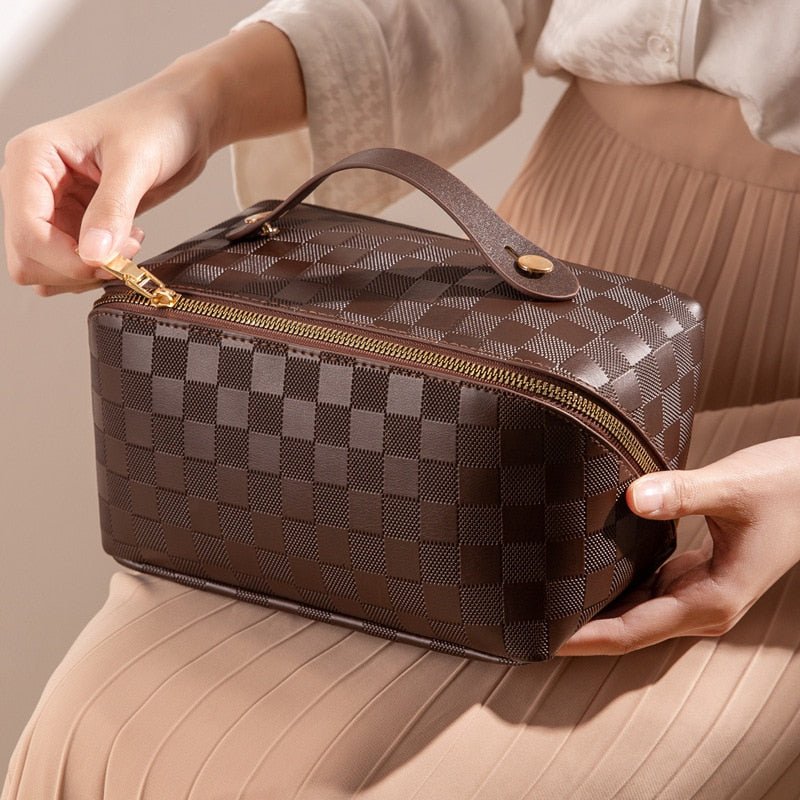 Checkerboard Embossed PU Leather Makeup Bag – Multiple Compartments, Water-Resistant for Travel and Daily Use