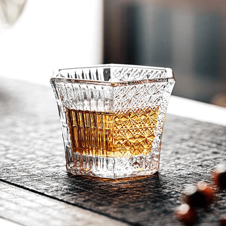 Geometric Crystal Glass – Elegant Design for Fine Beverages
