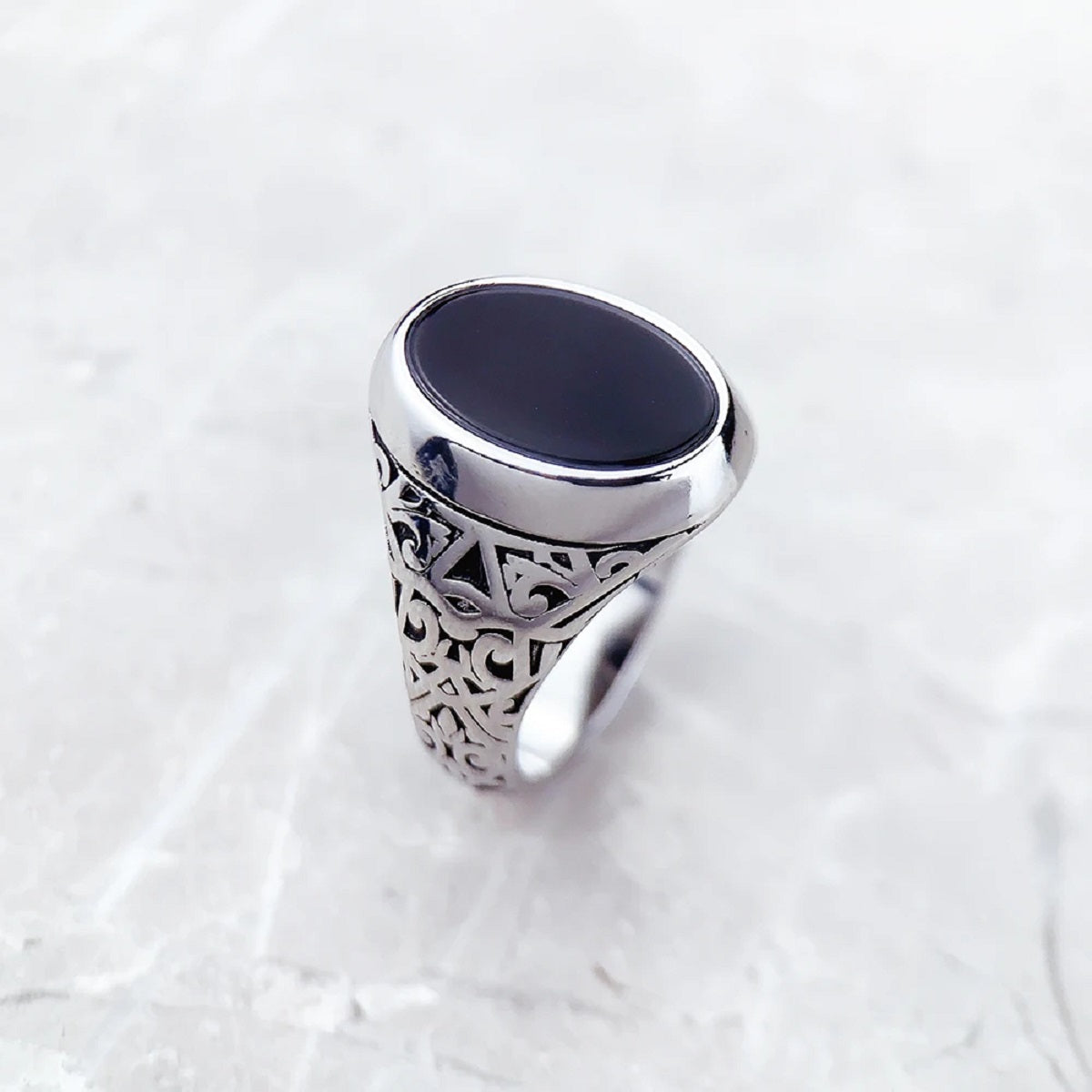 Black Oval Signet Ring in Vintage 925 Sterling Silver