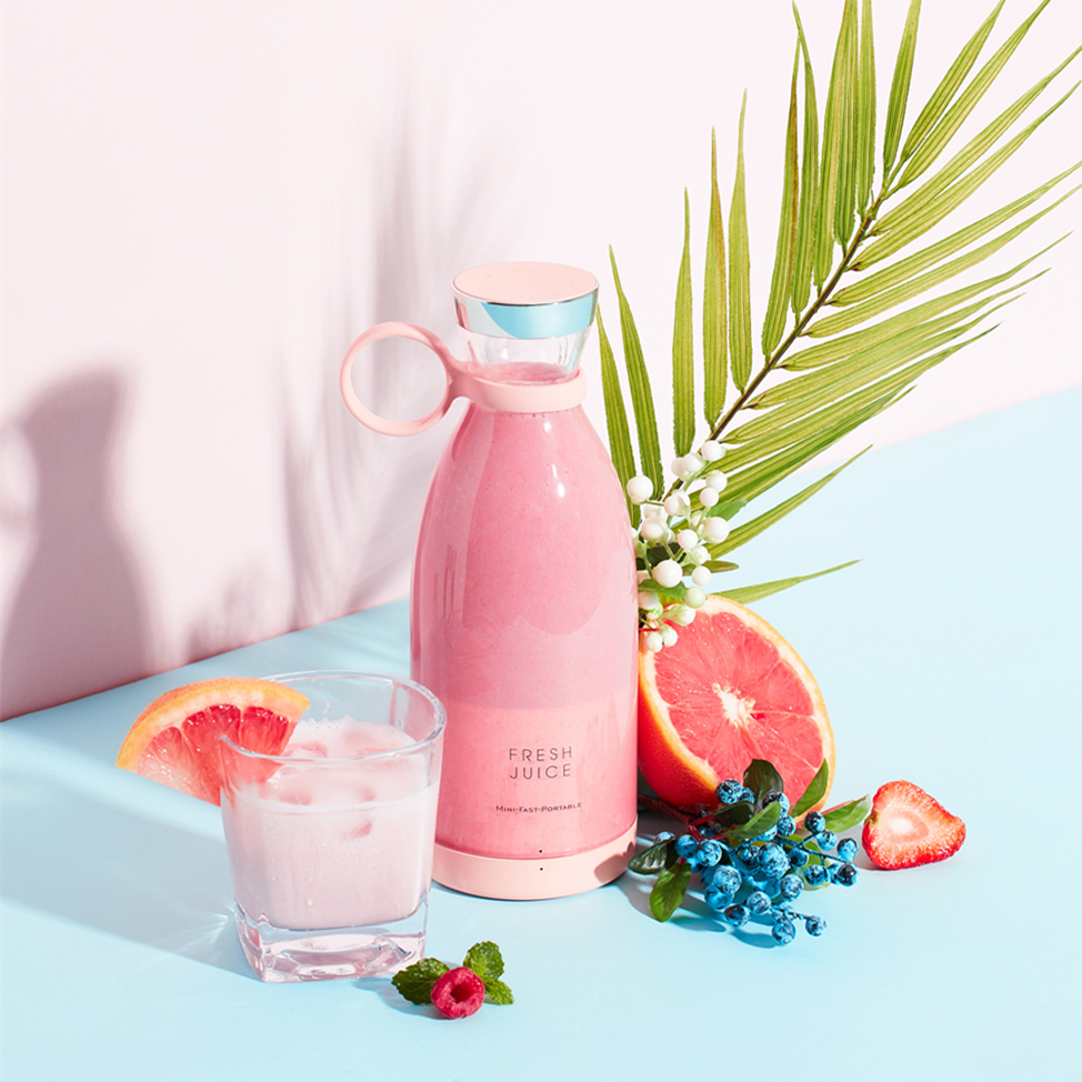 Compact Smoothie Maker with Robust Blades and USB Charging