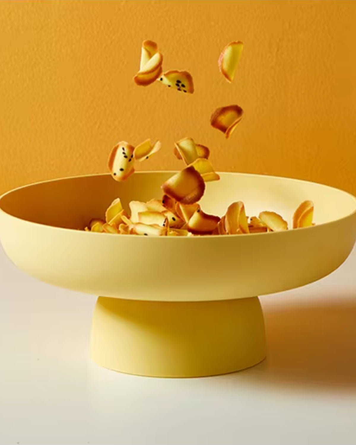 Vintage-Inspired Serving Bowl – Elegant Design for Stylish Dining