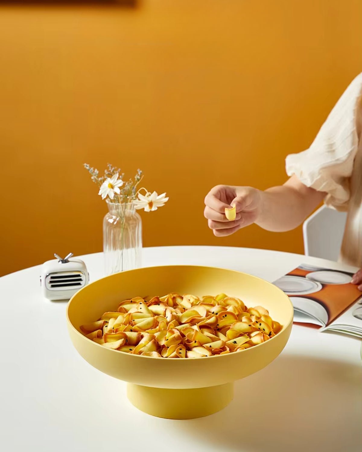 Vintage-Inspired Serving Bowl – Elegant Design for Stylish Dining