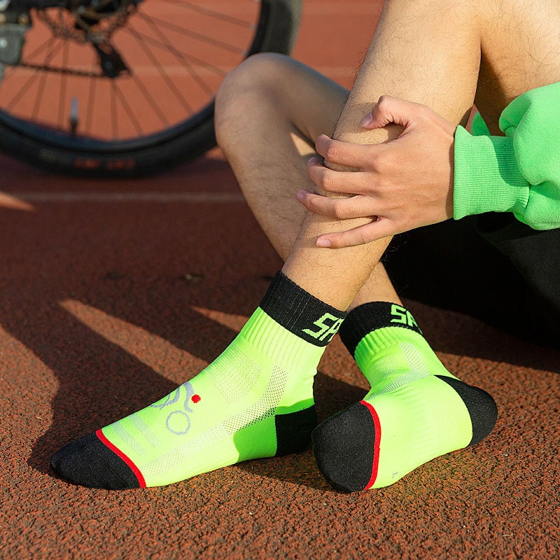 Dynamic Cycling Socks with Enhanced Arch Compression and Breathable Design