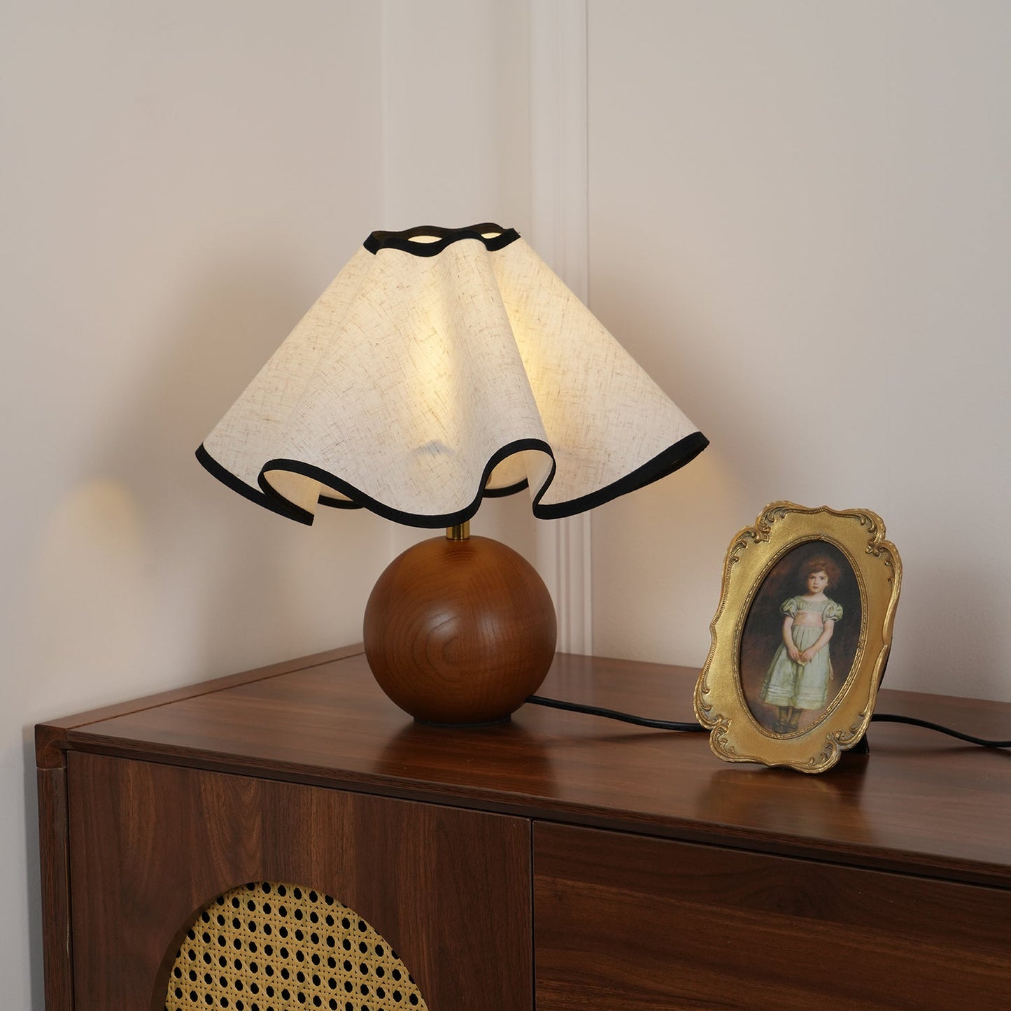 Sculpted Table Lamps in Modern Design with 3-Level Dimming
