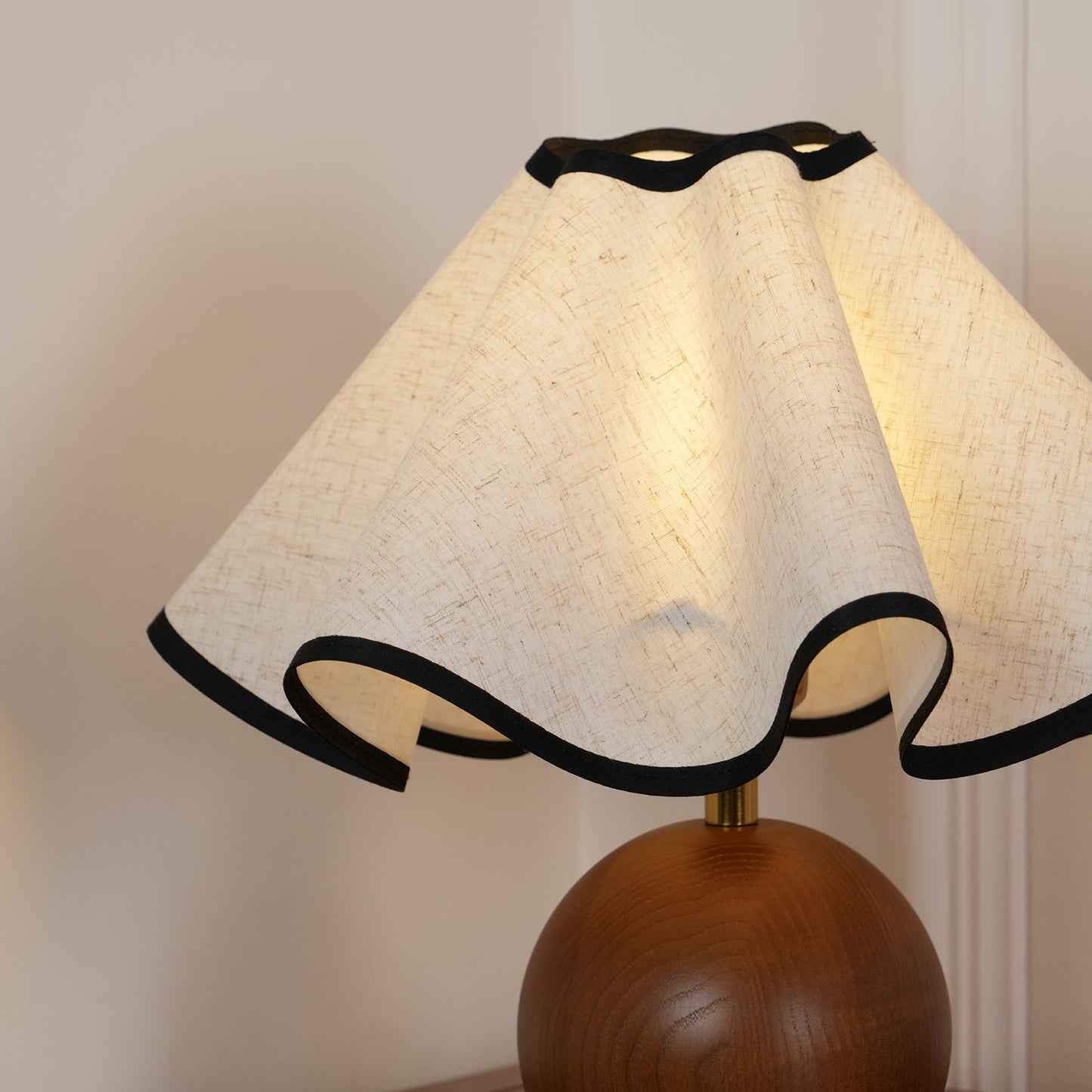 Sculpted Table Lamps in Modern Design with 3-Level Dimming