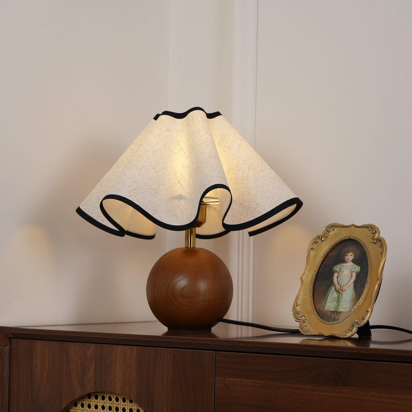 Sculpted Table Lamps in Modern Design with 3-Level Dimming